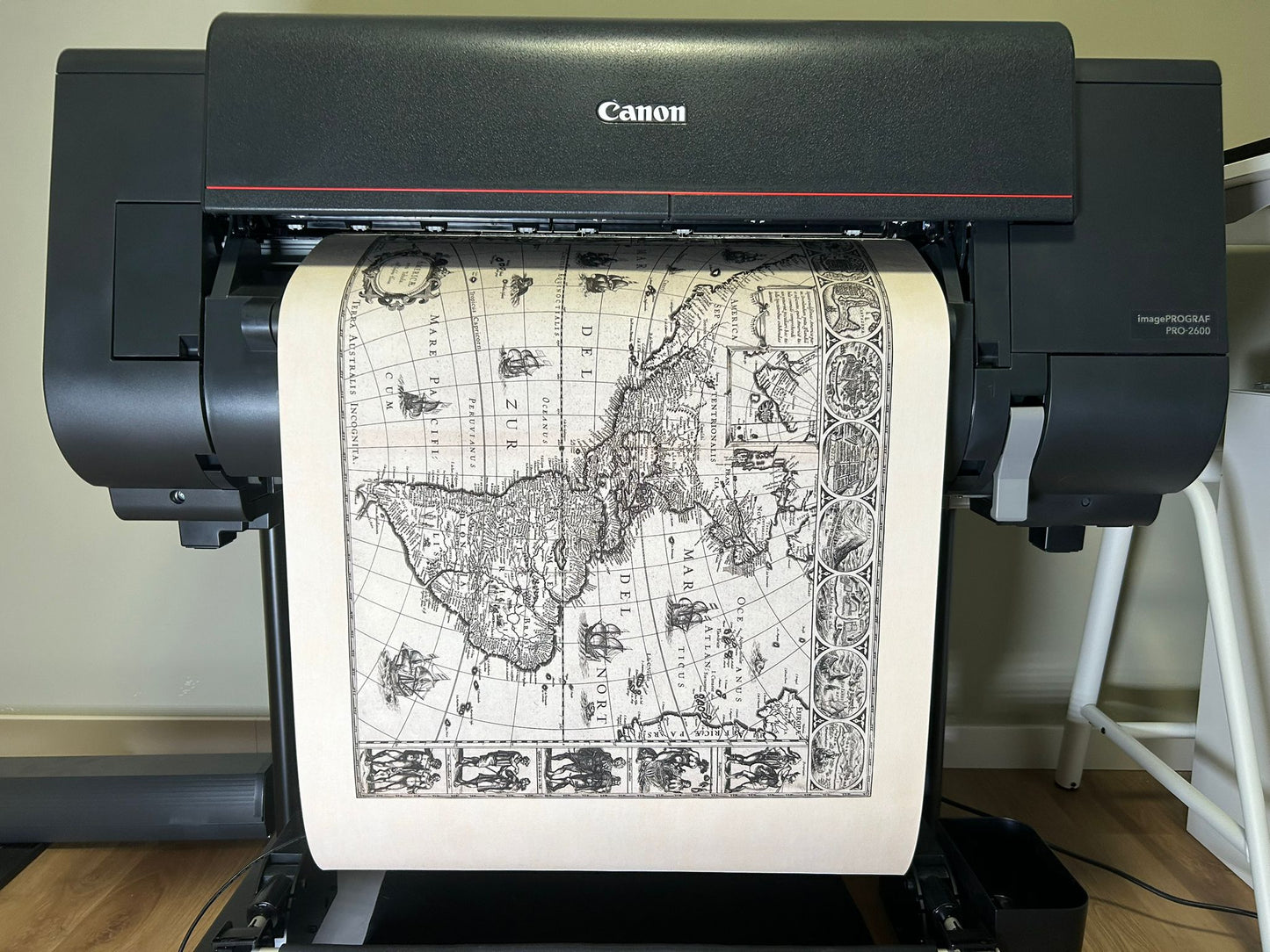 Póster del mapa de las Américas 1630 - Americae Nova Tabula con ciudades clave y vestimenta cultural