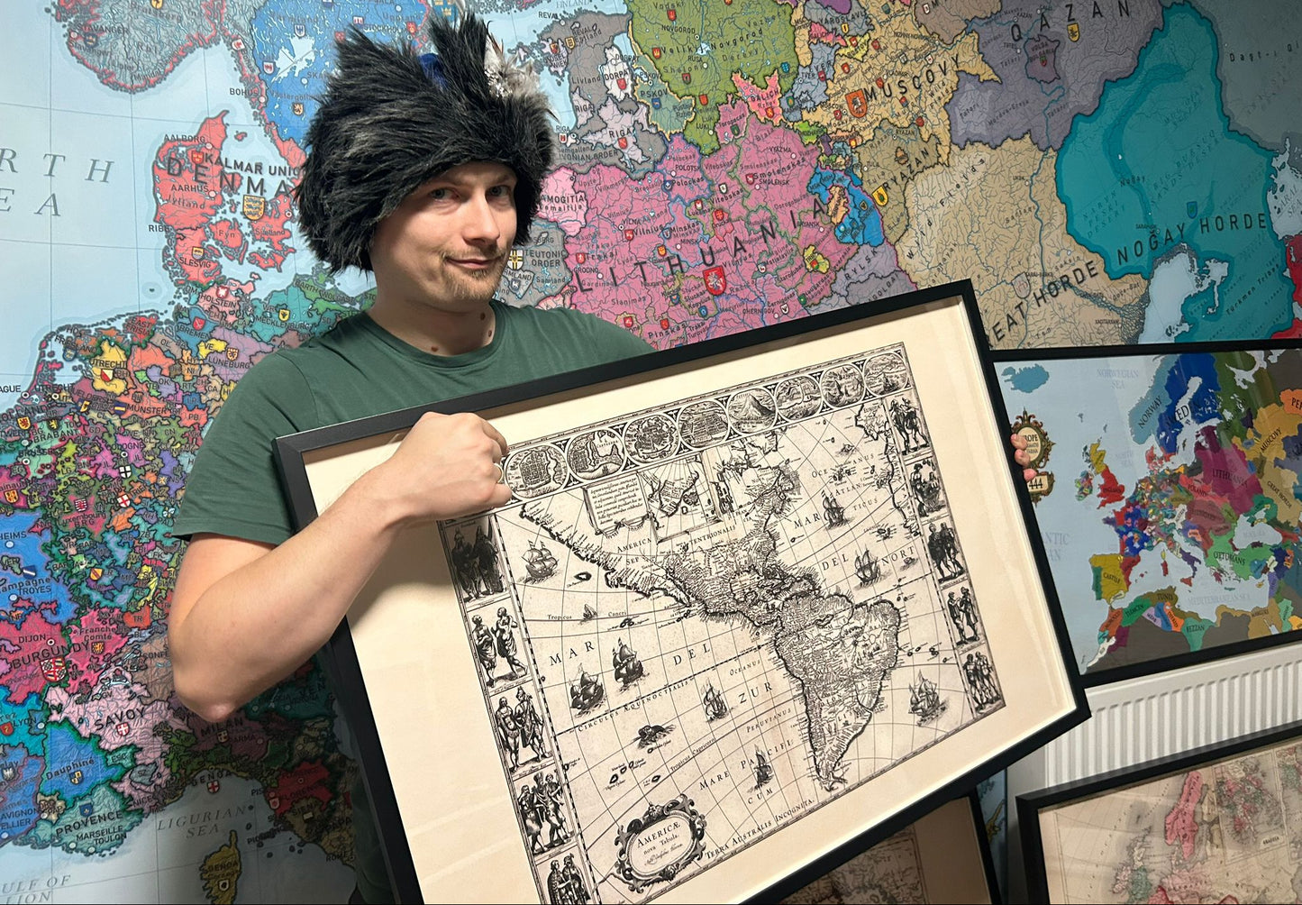 Póster del mapa de las Américas 1630 - Americae Nova Tabula con ciudades clave y vestimenta cultural