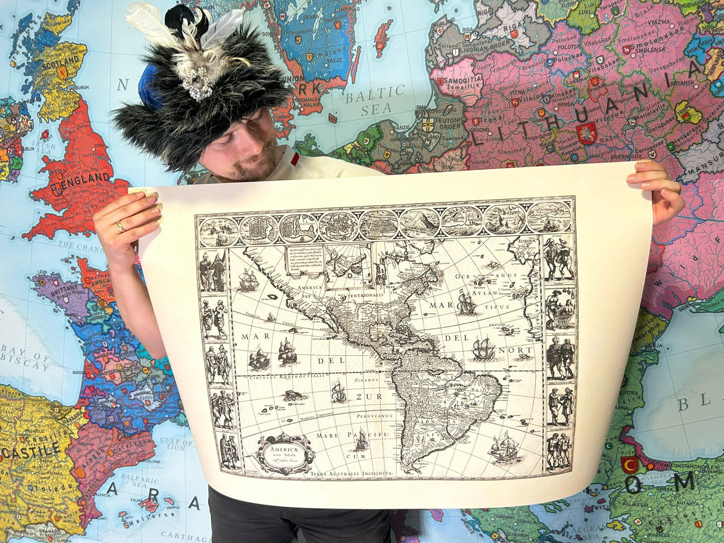 Póster del mapa de las Américas 1630 - Americae Nova Tabula con ciudades clave y vestimenta cultural