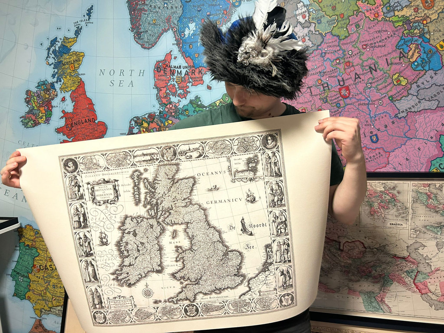1630 Vintage Mapa Wysp Brytyjskich - Ilustracja Historycznych Miast i Tradycyjnych Strojów Regionalnych