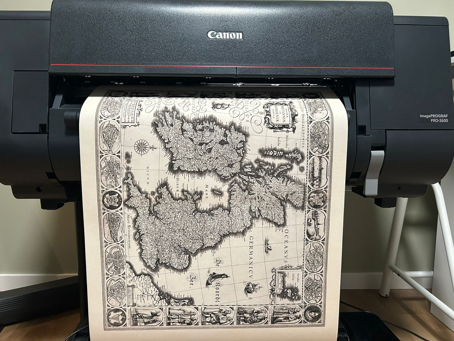 1630 Vintage Mapa Wysp Brytyjskich - Ilustracja Historycznych Miast i Tradycyjnych Strojów Regionalnych