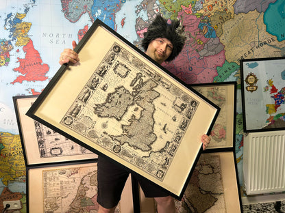 1630 Vintage Mapa Wysp Brytyjskich - Ilustracja Historycznych Miast i Tradycyjnych Strojów Regionalnych
